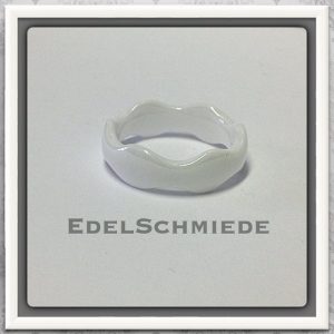 Edelschmiede925 Fingerring Edelschmiede925 Keramikring weiß mit gewelltem Rand - Trauring